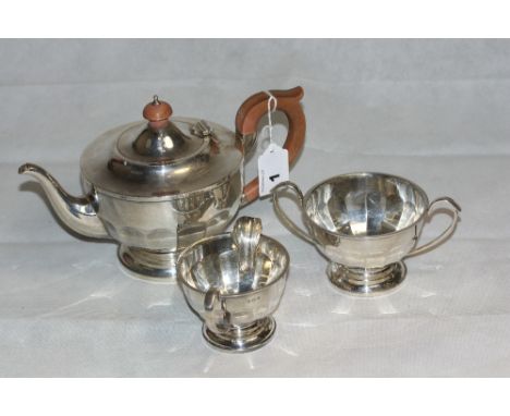 A George V silver three piece tea service of facetted round form, comprising teapot, sucrier and milk jug. Birmingham 1931. 2