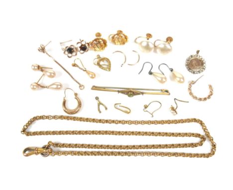A collection of 9ct gold, including a pair of flower form screw backed earrings, pearl earrings, a/f, 4.4g of weighable gold,