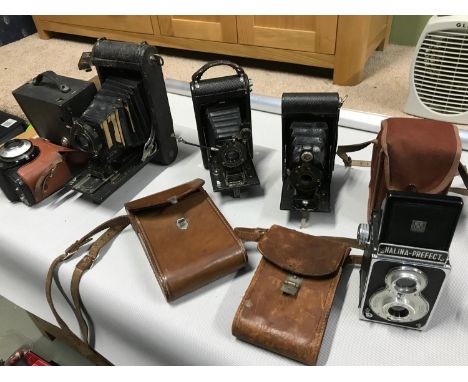 A Quantity of vintage cameras which includes Kodak Bellows, Brownie and Halina Prefect camera. 