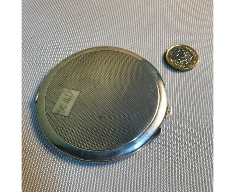 A Birmingham silver compact made by Barker Brothers Silver Ltd. Measures 8.5cm in diameter 