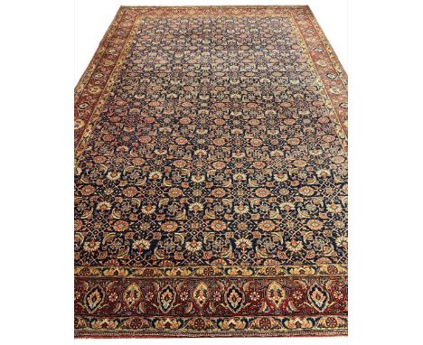 FINE ANTIQUE PERSIAN FEREGHAN DESIGN CARPET. 301cm x 202cm.