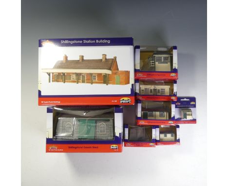 Bachmann: Eight Branch-line Scenecraft “00” gauge model buildings, all Shillingstone, 44-164 Station Building, 44-165 Signal 
