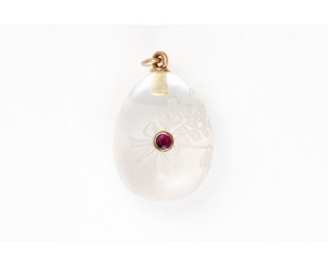 AN EARLY 20TH CENTURY ROCK CRYSTAL AND RUBY EGG CHARMIn the manner of Fabergé. The rock crystal carved depicting a chick, and