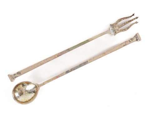 AN OMAR RAMSDEN PICKLE SPOON AND FORK (2)The pickle spoon with a rat tail motif to the drop shaped spoon, length 21.2cm, the 