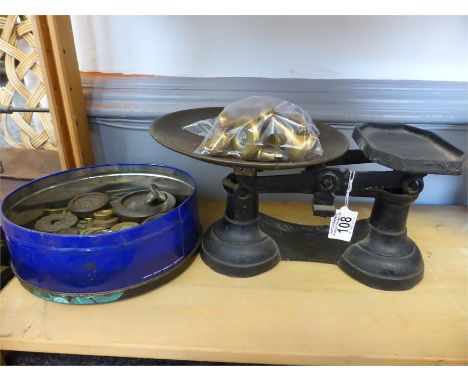 SET OF VINTAGE KITCHEN SCALES and a quantity of various weights