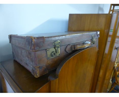 VINTAGE LEATHER SUITCASE