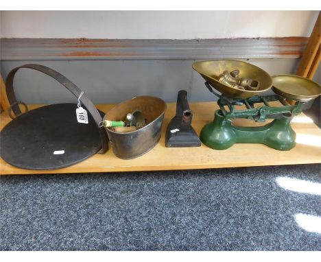 COLLECTION OF KITCHENALIA including Victorian skillet, kitchen scales with weights, flat iron etc (one shelf)