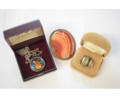 AGATE BROOCH, vintage ring and a 1941 enamelled one shilling pendant with chain (3)