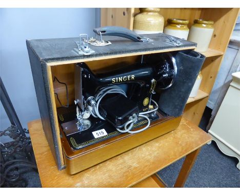 VINTAGE SINGER ELECTRIC SEWING MACHINE in fitted case