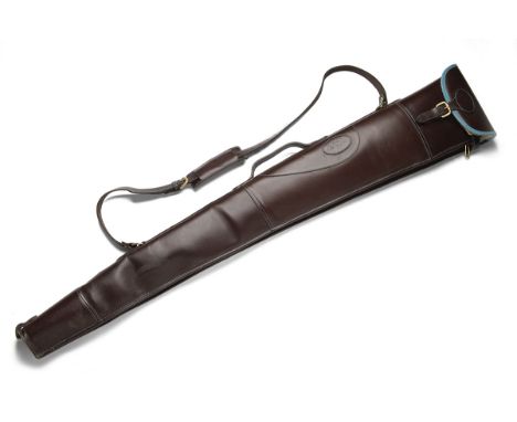 A FLEECE-LINED LEATHER SINGLE GUNSLIP, with leather shoulder strap, leather carry handle, brass fitting, measuring approx. 40