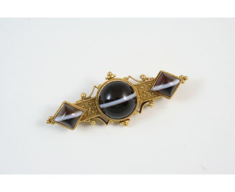 A VICTORIAN BANDED AGATE AND GOLD BROOCH centred with a circular agate cabochon within a gold surround with ball and rope dec