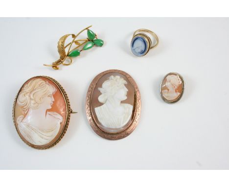 A QUANTITY OF JEWELLERY  including two carved shell cameo brooches, a 22ct. gold and jade floral brooch, a cameo pendant and 