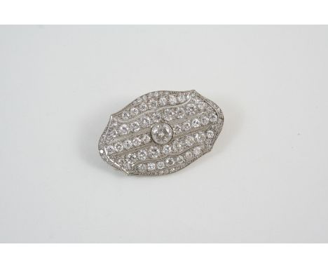 AN EDWARDIAN DIAMOND BROOCH centred with a circular old brilliant-cut diamond, with a surround millegrain set with graduated 