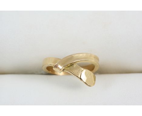AN 18CT. GOLD CROSS-OVER RING 5 grams. Size K.