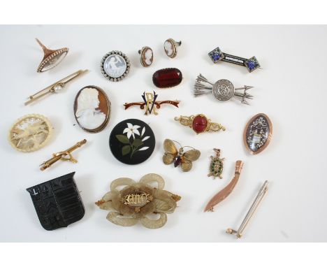 A QUANTITY OF JEWELLERY including an enamel and gold brooch for Queen Victoria's diamond jubilee, a Victorian enamel and seed