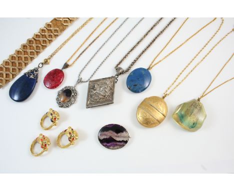 A QUANTITY OF JEWELLERY including three tiger head enamel rings, a gilt metal bracelet and various other items.
