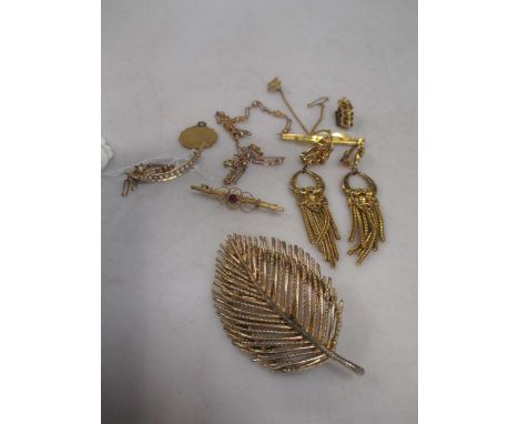 a collection of three 9ct gold brooches and a gold chain, gross weight 13.5g, together with a Chinese symbol stick pin, teste