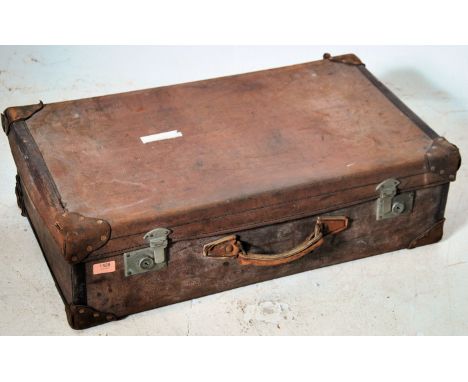 A good vintage 20th century leather suitcase / trunk. Carry handle and brass clasps to the front. 76cms wide
