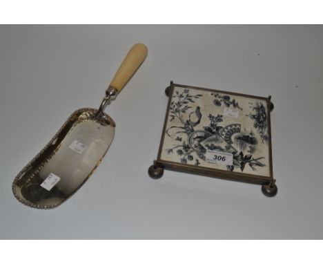A silver plated crumb scoop; a tile and silver plated tea pot stand 