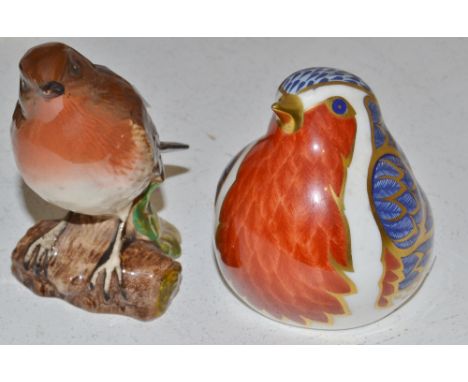 A Royal Crown Derby paperweight, Robin, gold stopper, first quality; a Beswick model, Robin, 980, black printed marks (2)