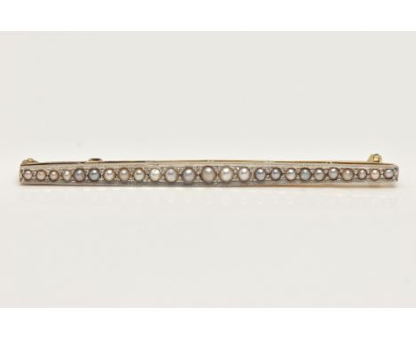 AN EARLY 20TH CENTURY YELLOW METAL SPLIT PEARL BAR BROOCH, set with a row of graduating split pearls, milgrain border to a po