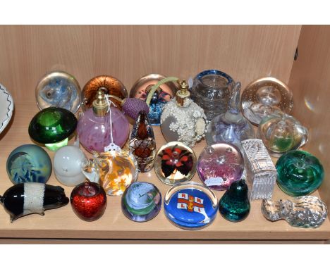 A COLLECTION OF PAPERWEIGHTS AND DECORATIVE GLASSWARE, to include a Selkirk Glass limited edition Filigree 387/750 paperweigh