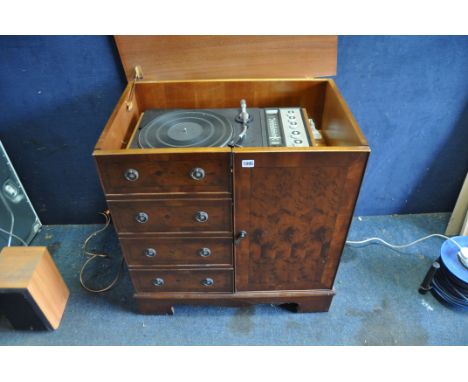 A YAMAHA MC-40 VINTAGE MUSIC CENTRE IN A YEW WOOD HI FI CABINET (PAT pass and working)