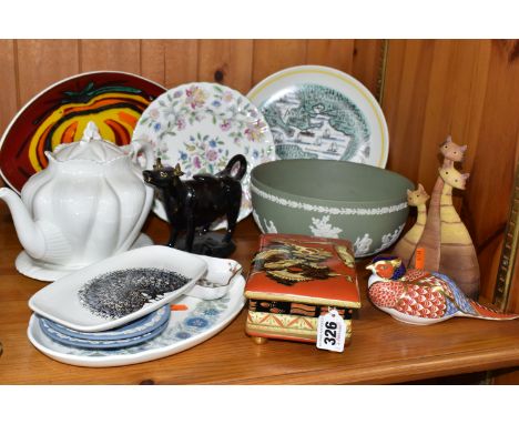 A GROUP OF ORNAMENTAL CERAMICS to include a Carlton Ware 'Dragon and The Traveller' trinket box with a dragon scene and lustr