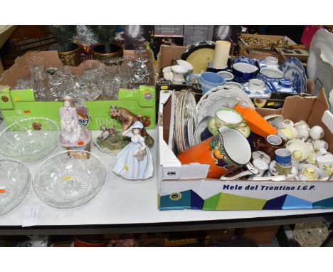 THREE BOXES AND LOOSE DECORATIVE ITEMS to include four Victoria and Albert Museum mugs, a large quantity of blue and white ce