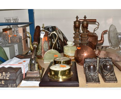 A COLLECTION OF MISCELLANEOUS ITEMS, to include large copper kettle, two copper ladles, vintage handled copper pan lid, brass