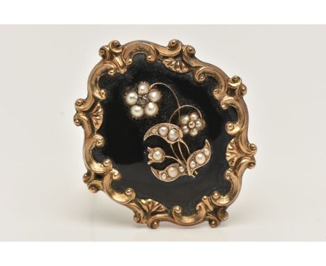 AN EARLY VICTORIAN YELLOW METAL MOURNING BROOCH, of an oval form, depicting a split pearl and very small diamond chip floral 
