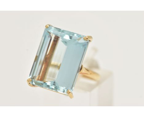 A LARGE AQUAMARINE DRESS RING, an emerald cut aquamarine, approximate total weight 37ct, approximate dimensions length 19.4mm