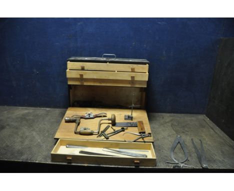 A VINTAGE WOODEN CARPENTERS TOOLBOX CONTAINING TOOLS including calipers, dividers, rules, squares by Starrett, Chestermans, M