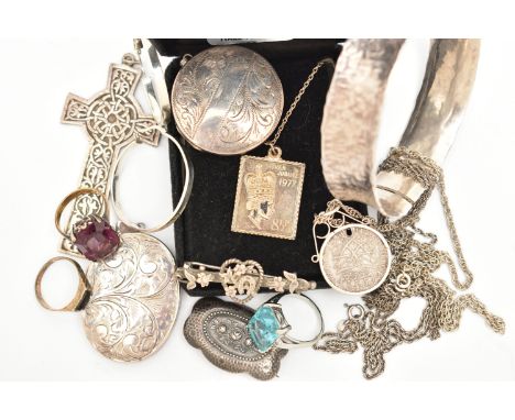 AN ASSORTMENT SILVER AND WHITE METAL JEWELLERY, to include a Celtic cross pendant, a circular form locket, an oval form locke