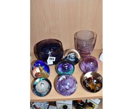 A GROUP OF DECORATIVE GLASS PAPERWEIGHTS AND BOWLS, comprising of a limited edition 109/500 Selkirk glass paperweight Scotlan