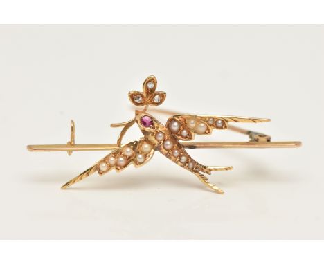 AN EARLY 20TH CENTURY YELLOW METAL SWALLOW BIRD BROOCH, depicting a flying swallow bird set with split pearls to the body and