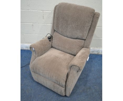 A LIGHT BROWN ELECTRIC RISE AND RECLINE ARMCHAIR, width 79cm x depth 90cm x height 100cm (condition report: PAT pass and work