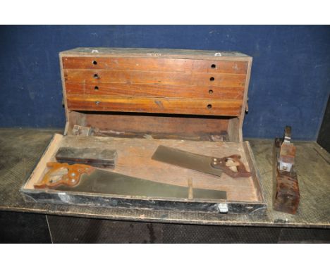 A VINTAGE CARPENTERS TOOLBOX CONTAINING TOOLS, including four internal drawer, brace and bits, a Mathieson's 22in smoothing p