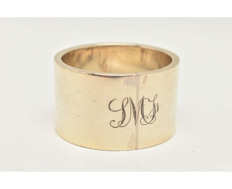 A GEORGE V SILVER NAPKIN RING, a heavy plain napkin ring with monogram engraved detail, approximate width 27mm, hallmarked 'B