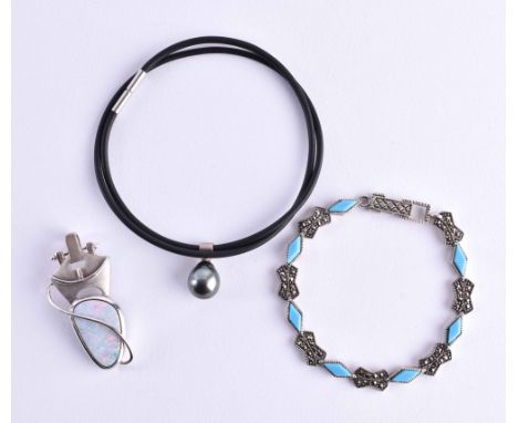 Konvolut Silberschmuck3 Teile, dabei 1 Anhänger mit Opal, 1 Kette mit schwarzer Perle und Armband mit Türkisen (L: 18 cm), Ge
