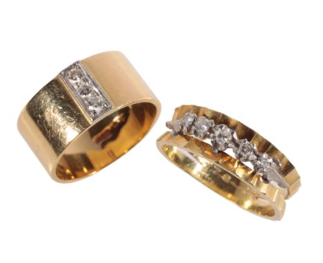 A THREE STONE DIAMOND RING three brilliant-cut diamonds claw set on a yellow gold shank, stamped "750", ring size K, together