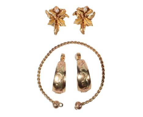 A PAIR OF 18K GOLD HOOP EARRINGS with embossed decoration, together with one other pair of unmarked earrings with a single se