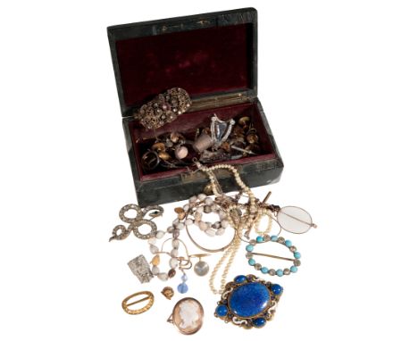 A COLLECTION OF JEWELLERY to include a Lapis lazuli and enamel buckle