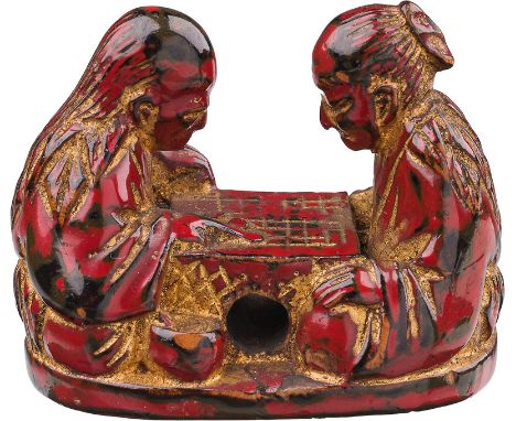  Netsuke, Mitte 19. Jh. Buchsbaumholz, Negoro-Lackierung, mit Gold gehöht; 2 Go-Spieler auf ovalrunder Basis; auf der Unterse
