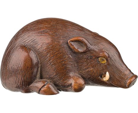  Netsuke, ca. 1800 Buchsbaumholz, Elfenbein; Inoshishi mit Elfenbeinhauern und doppelt eingelegten Augen; auf der Unterseite 