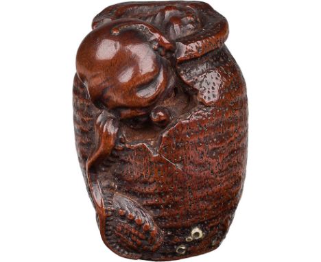  Netsuke, 1. Hälfte 19. Jh. Buchsbaumholz, Elfenbein; Oktopus, aus Oktopustopf takotsubo entweichend; kleine Muscheln aus Elf
