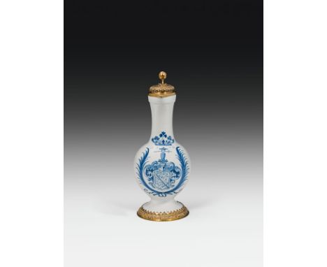  Enghalskrug "Familie Kreß von Kressenstein", Nürnberg, datiert 1704 Fayence, heller Scherben, blau und weiß glasiert; Silber