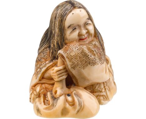  Netsuke, 20. Jh. Elfenbein, gefärbt; Okame liebkost langnasige Tengumaske; auf der Unterseite signiert, H. 2,8 cm     Netsuk