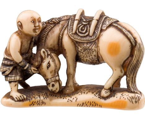  Netsuke, ca. 1900 Elfenbein, gefärbt; Pferdeknecht mit gesatteltem Pferd, auf langer Basis; auf der Unterseite signiert, H. 
