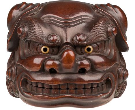  Okimono Netsuke, 2. Hälfte 19. Jh. Buchsbaumholz, Elfenbein, Schmuckstein; Shishimai-Maske, auf der Rückseite eine Schauspie